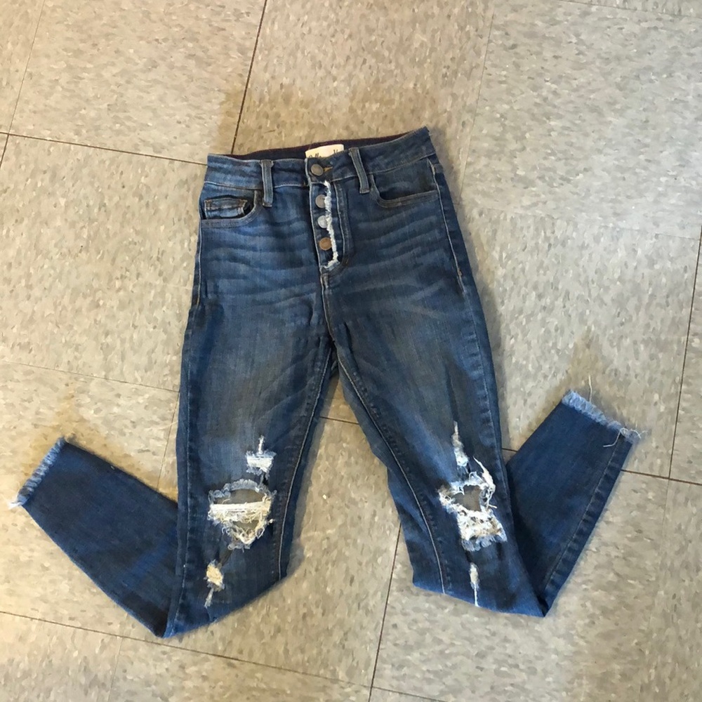 Super cute pants with four buttons!